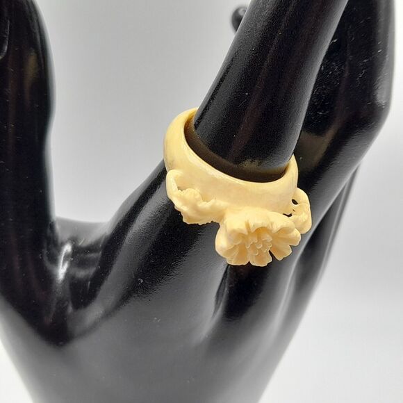 VINTAGE CARVED FLOWER CELLULOID RING US SIZE 8 - Picture 3 of 11